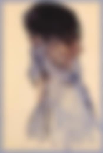 Woman with feather head, seen from the back (preview)