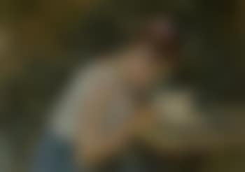 Femme lisant dans un jardin (preview)