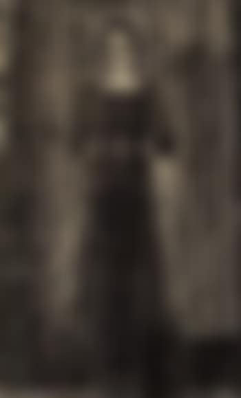 Woman in black (preview)