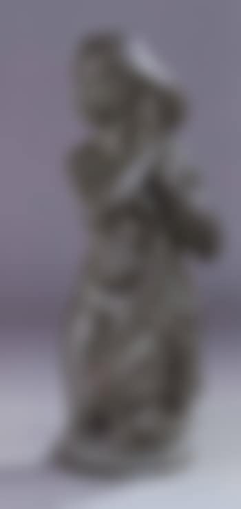 Woman kneeling (preview)