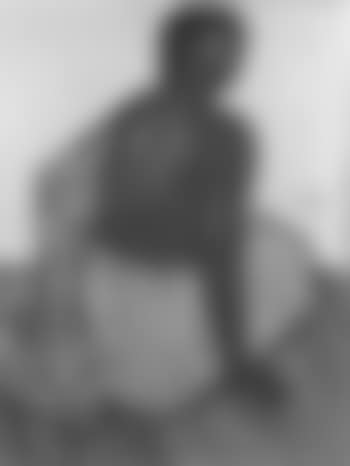 Femme malgache, assise, de dos (preview)