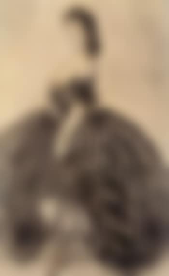 Femme en robe noire decolletee (preview)