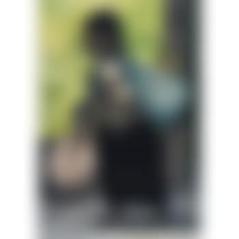 Mujer Cargando a su hijo (preview)