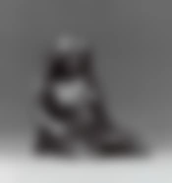 Crouching woman (preview)