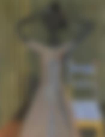 Mujer arreglandose el pelo (preview)