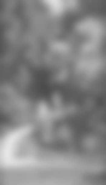 Deux personnages dans une allee (preview)