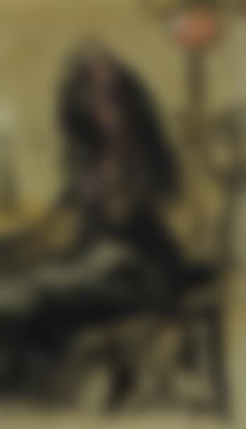 Femme se coiffant (preview)