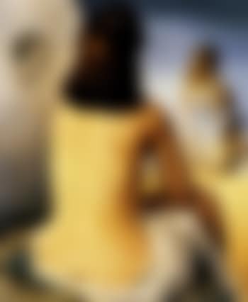 Ma femme nue regardant son propre corps devenir marches (preview)