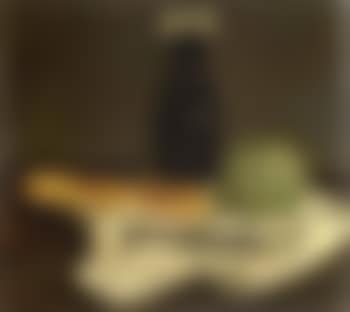 Melon, flacon, couteau et pain sur une nappe (preview)