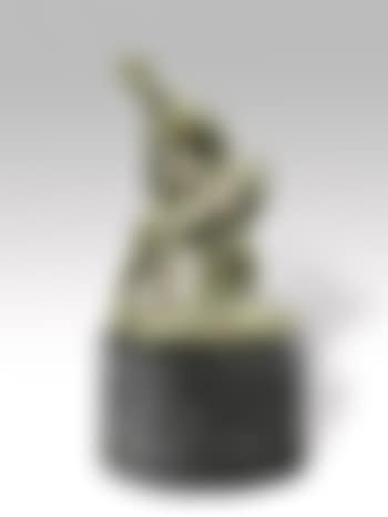 Seated woman (preview)