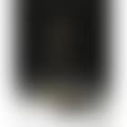 Homme traversant une place par matin de soleil (preview)