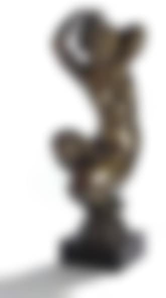 Woman kneeling (preview)