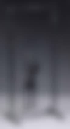 Balancoire bois blanc, femme seule (preview)