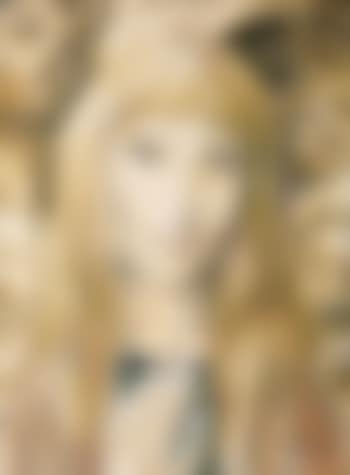 Jeune femme blonde sur fond de sculptures (preview)