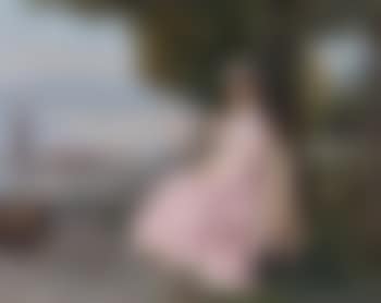 Uferpromenade mit einer feinen Dame in rosafarbenem Kleid (preview)