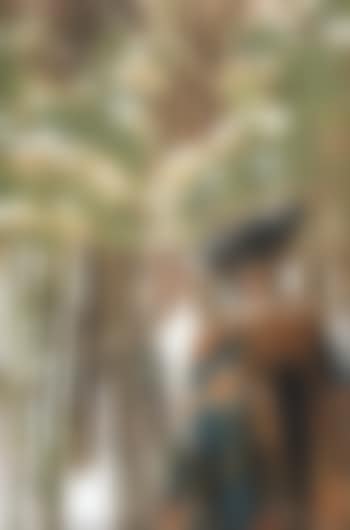 Mujer en un bosque nevado (preview)