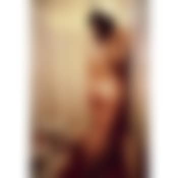 Simon And Jessica In The Shower, Paris (preview)