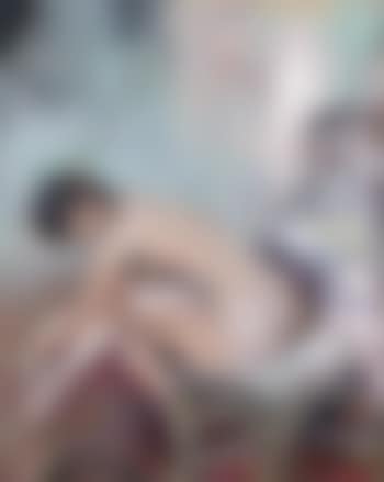 Jeune femme enfilant ses bas (preview)