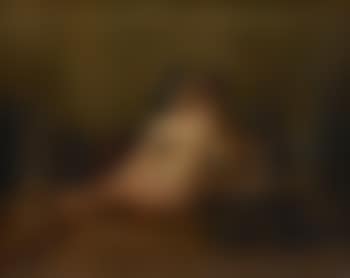 Femme fumant un narguilé dans un intérieur oriental (preview)