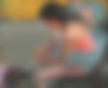 Ballerinas beim Schnuren ihrer Schuhe (preview)