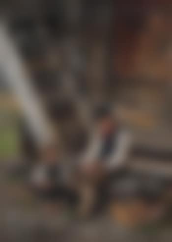 To sittende gutter (preview)