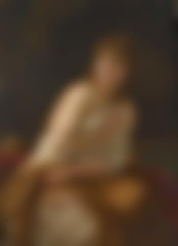 Reizendes Mädchen bedeckt die entblößte Brust (preview)
