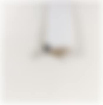 Composition au drap blanc avec pierre noire (preview)
