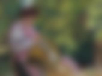 Jeune fille brodant, assise dans un jardin (preview)