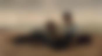 Zwei junge Frauen am Strand (preview)