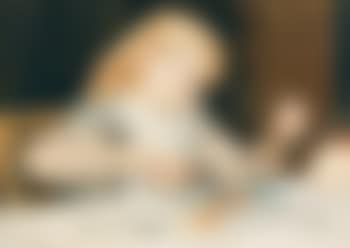 Speisendes Mädchen am Tisch. (preview)
