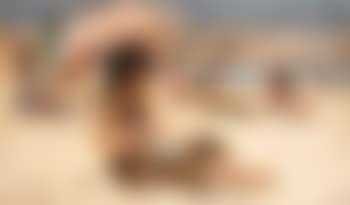 Jeune fille à l'ombrellesur la plage (preview)