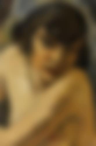 Portrait de jeune femme brune nue, penchée en avant (preview)