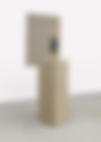 Ohne Titel (Frau In Blauem Kleid Vor Gepunktetem Relief) (preview)