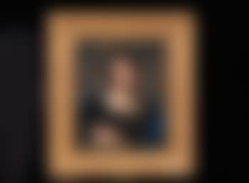 Portrait de jeune femme au châle bleu, des œillets dans les cheveux (preview)