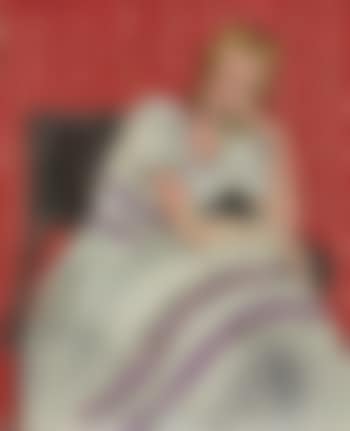 Jeune femme assise en robe grise (preview)
