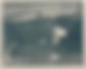 Ung kvinne på stranden (preview)