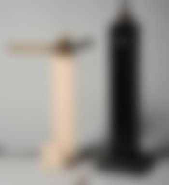 Deux pieds de lampe différents à section carrée en marbre blanc ou marbre noir et bronze (preview)