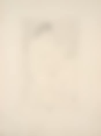 Femme nue assise devant un rideau (preview)