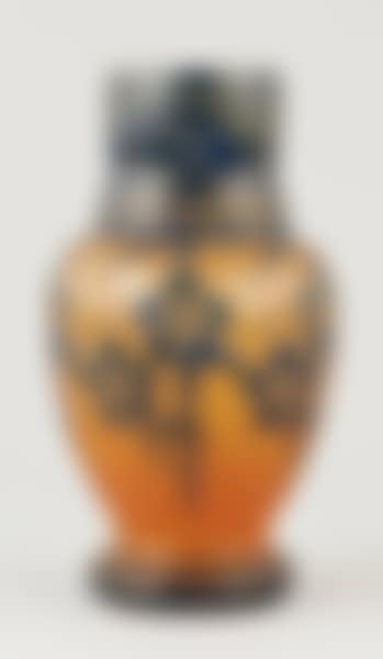 Vase en verre à coloration intercalaire au décor floral stylisé (preview)