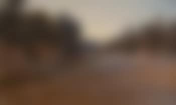Jeunes enfants jouant dans un oued (preview)