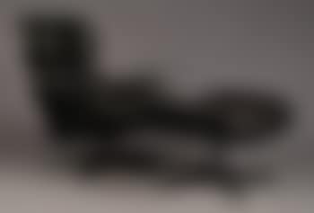 Fauteuil et son repose-pieds recouverts de cuir noir (preview)