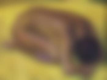 Nieves desnuda de rodillas sobre un petate (preview)