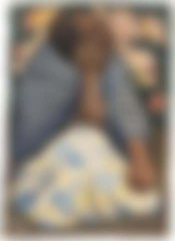 Mujer sentada en el mercado con rebozo azul y flores (preview)