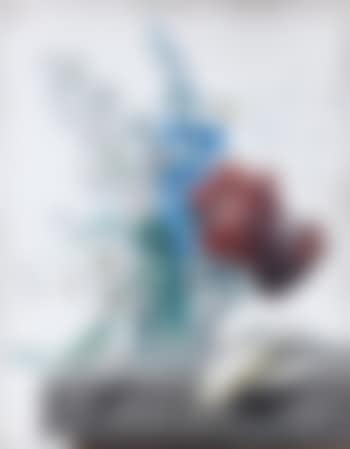 Bouquet de fleurs dans un pichet en verre sur un entablement (preview)