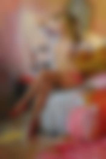 Jeune fille arrangeant ses cheveux (preview)