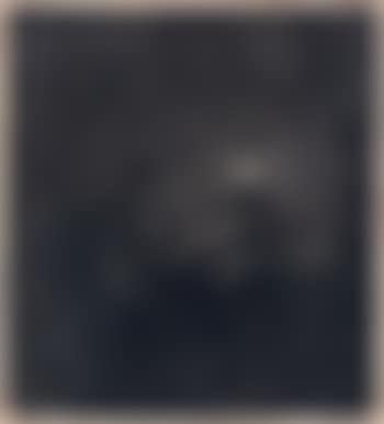 Homme assis à une table avec une bougie (preview)