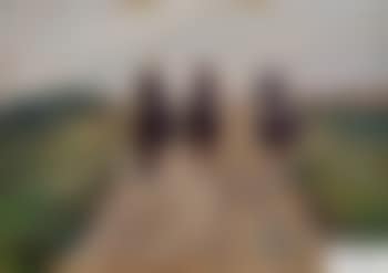 Drei Herrenreiter auf einem sandigen Reitweg (preview)