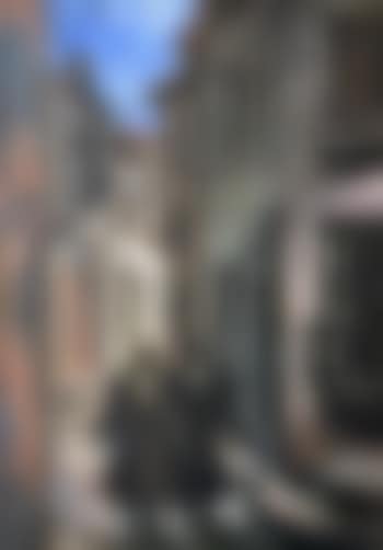 Deux prêtres en conversation dans une ruelle d'un village de Provence (preview)