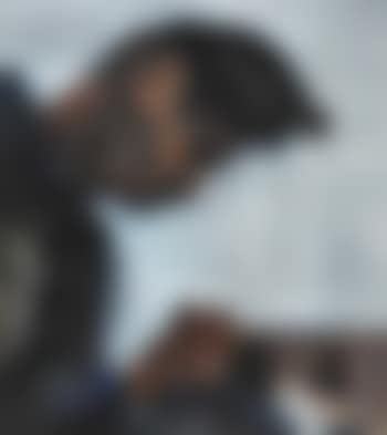Sitzender Mann bei der Handarbeit (preview)