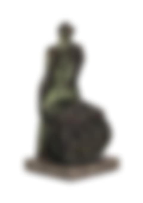 Seated Woman: Shell Skirt (preview)